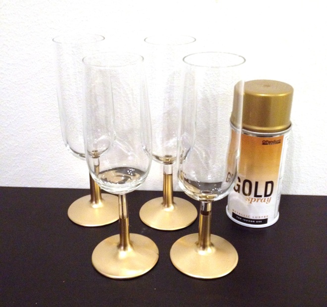 spraymala-champagneglas-glasfot-pysselblogg-guld